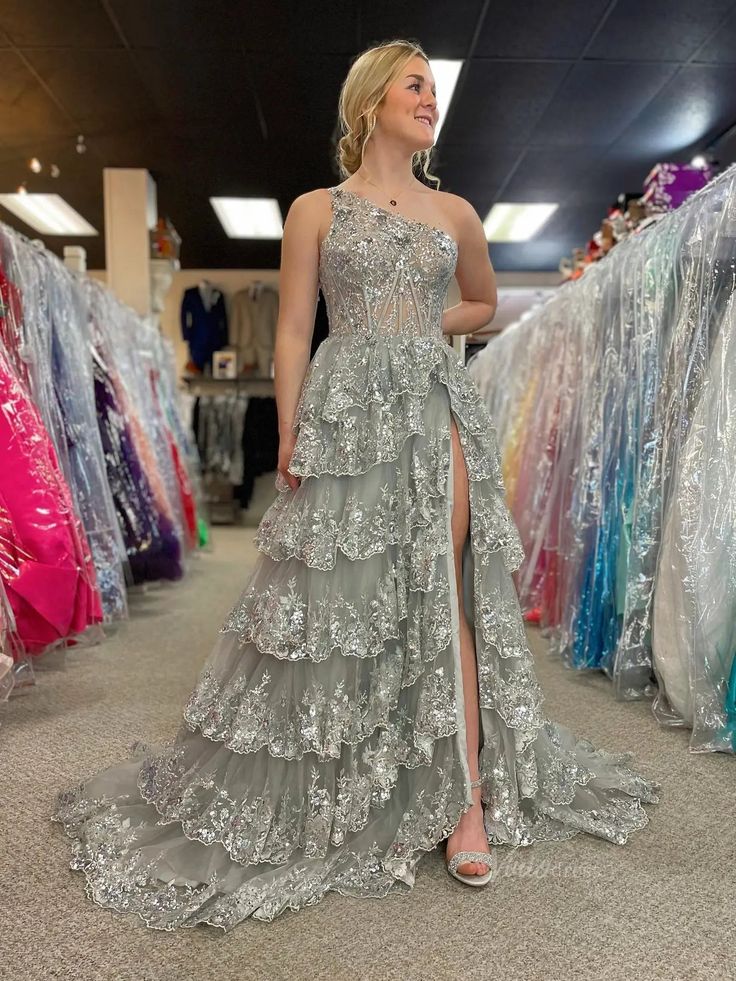 Vestido de fiesta con volantes, abertura y lentejuelas bordadas en color lila en forma de A