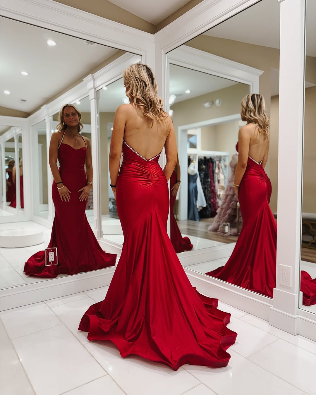 Vestido de fiesta sexy de satén con cuello halter verde esmeralda y cuentas