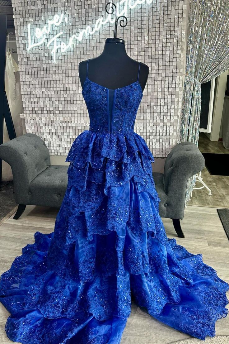 Vestido de fiesta largo con gradas en azul real, corte en A, tirantes de lentejuelas