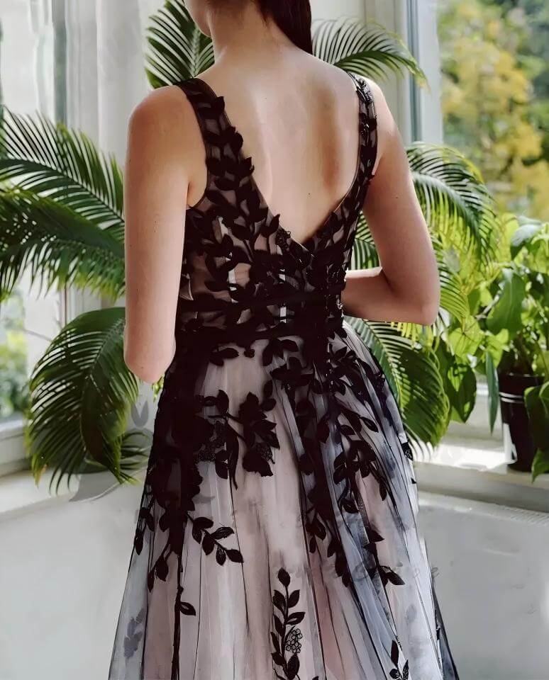 Unique Black Lace Wedding Dresses V Neck Sleeveles Sweep Train
