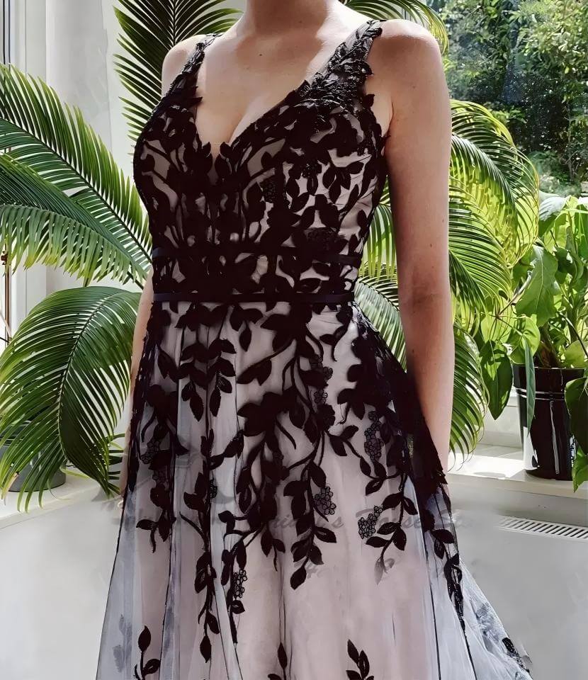 Unique Black Lace Wedding Dresses V Neck Sleeveles Sweep Train