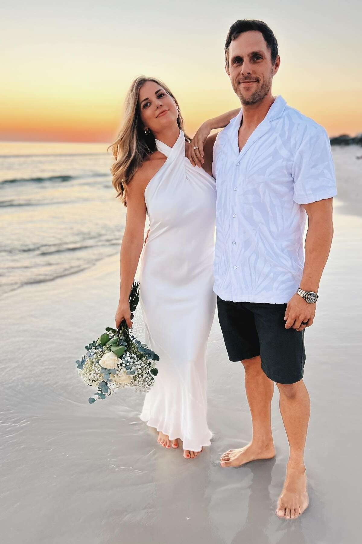 Vestido formal de satén con escote halter, cruzado y largo para invitados de boda