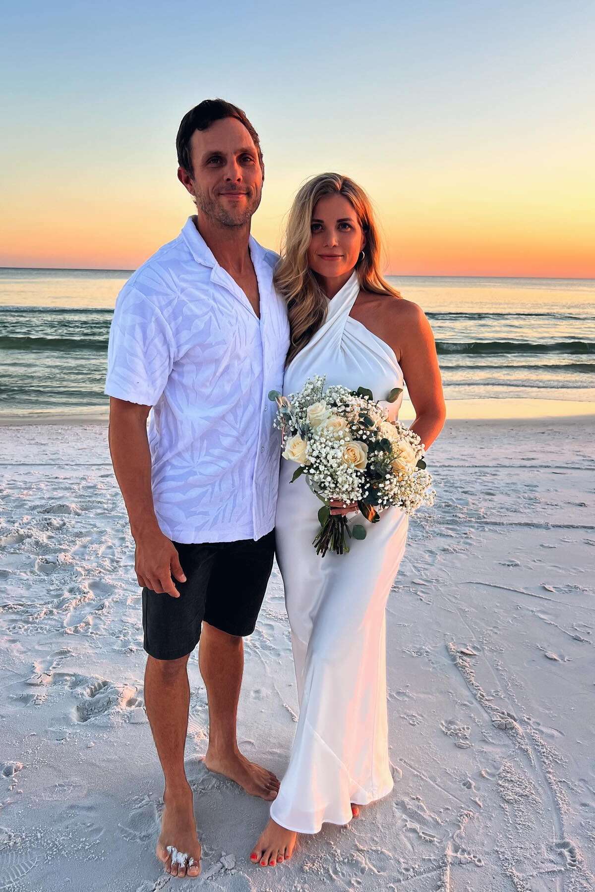 Vestido formal de satén con escote halter, cruzado y largo para invitados de boda