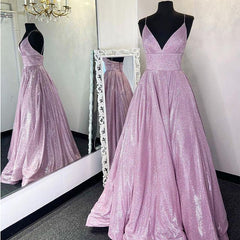 Una línea de vestidos de fiesta metálicos con brillo rosa y tirantes finos con bolsillos