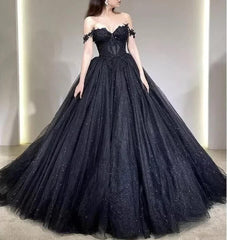 Una línea de vestidos de novia góticos negros con hombros descubiertos, ropa de novia de tul con encaje