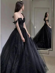 Una línea de vestidos de novia góticos negros con hombros descubiertos, ropa de novia de tul con encaje