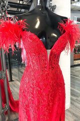 2024 Vestidos largos de fiesta de encaje rojo con hombros descubiertos, vestido de noche de sirena con cuello en V y plumas
