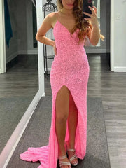 Lentejuelas con cuello en V brillantes Vestidos de fiesta de color rosa fuerte 2024 Sirena larga con abertura alta y tren