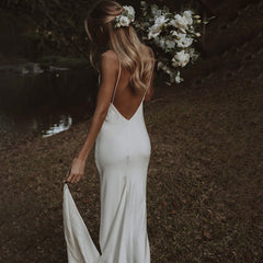Vestidos de novia minimalistas de playa de sirena con tirantes finos y cuello en V simples