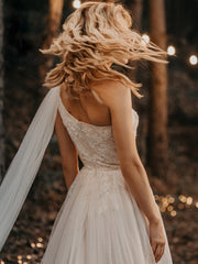Real una línea de vestidos de novia de encaje de tul con un hombro y chal